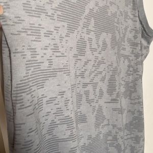Under Amour NWT XL Cute tank top in Gray patterned long tunic style